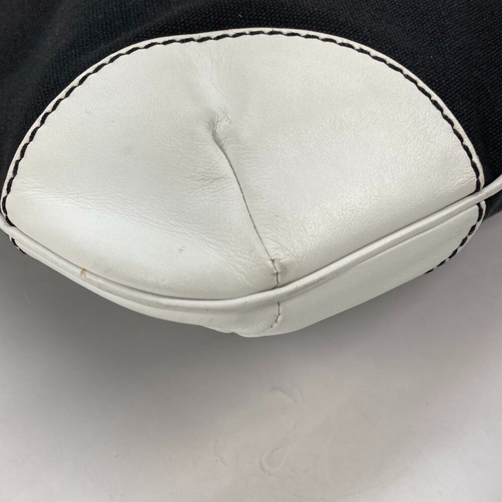 CHANEL Black Leather Shoulder Bag - Picture 5 of 16